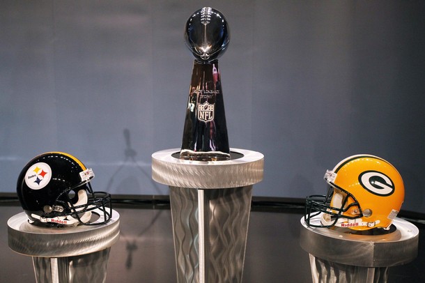 Pittsburgh vs. Green Bay / Lombardi Trophy (Getty Images)